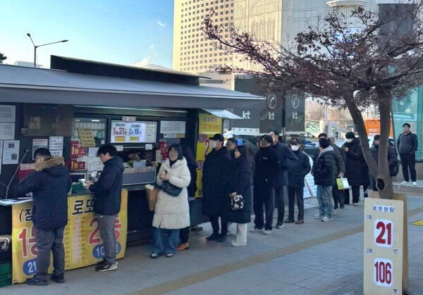 ** 로또 1등 당첨금은 줄었는데…왜 인기는 폭발할까? 불황 속 로또의 진짜 의미

**