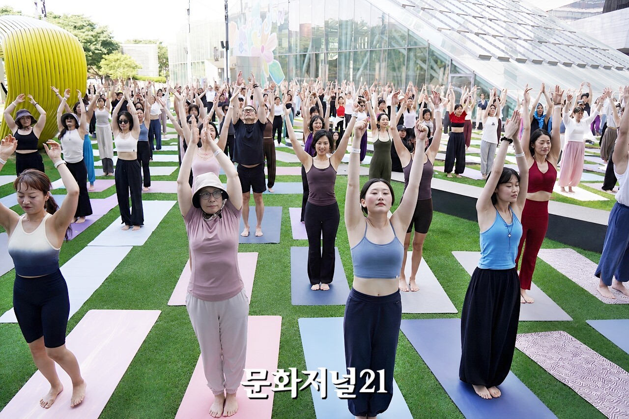 "나눔의 호흡으로 평화를 깨우다"... '2026 글로벌 요가말라 프로젝트' ... - 뉴스 썸네일 이미지
