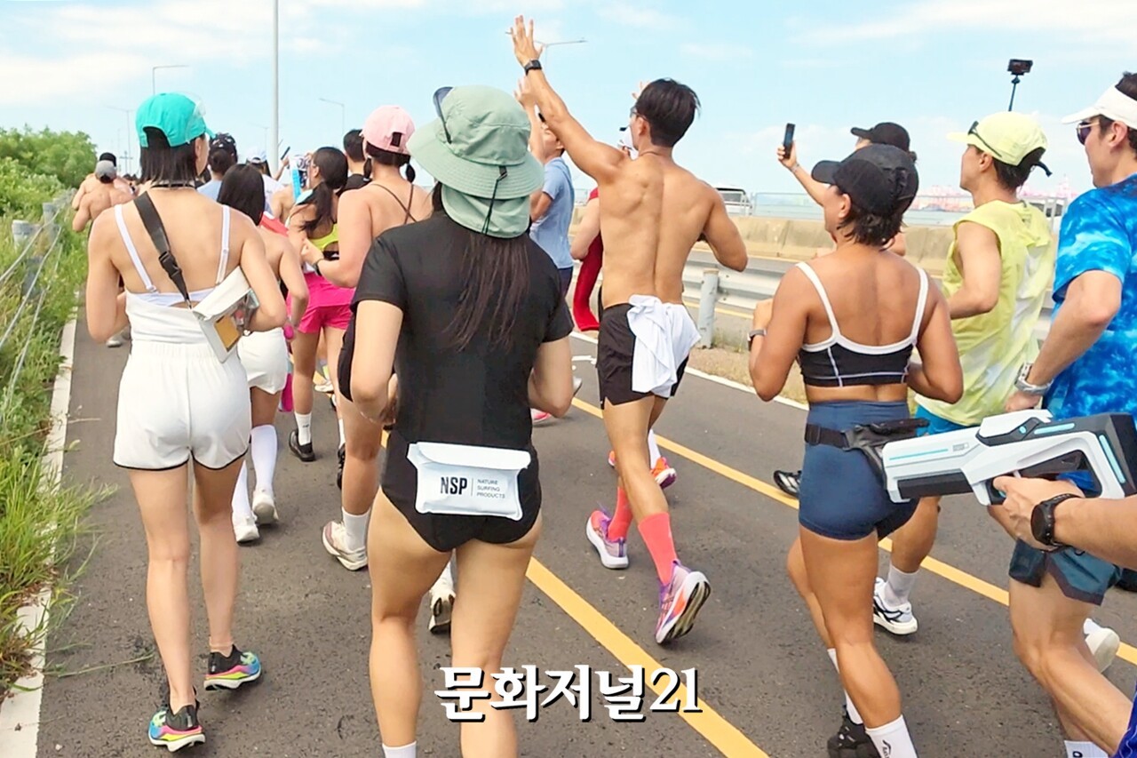 [MJ포토] 물폭탄 맞으며 5km 질주... 시흥 웨이브파크 달군 '송크런' - 뉴스 썸네일 이미지